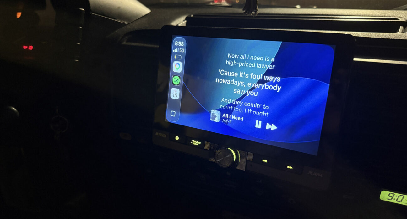 Tampilan widget aplikasi Dynamic Lyrics yang menyinkronkan lirik lagu secara langsung di dashboard layar Apple CarPlay.