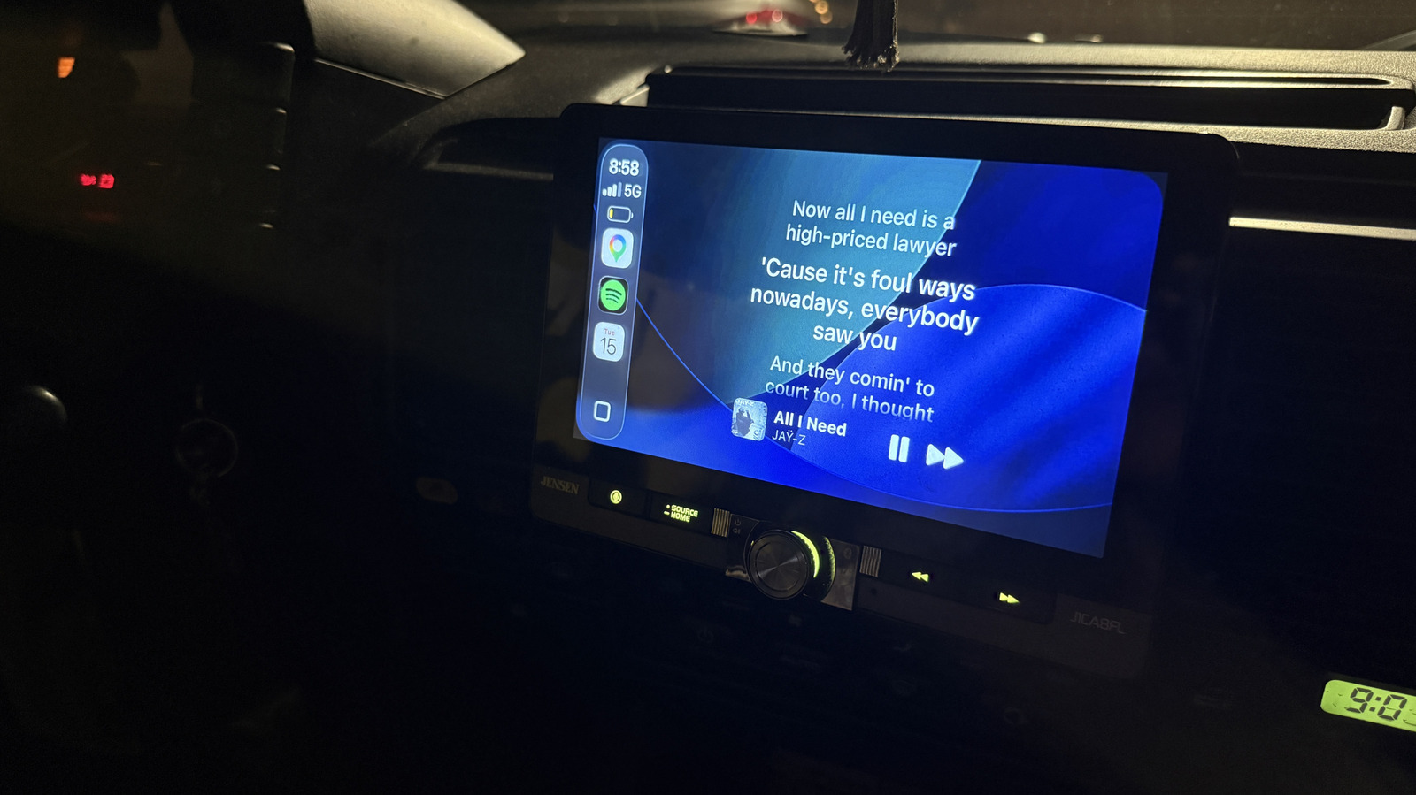 Tampilan widget aplikasi Dynamic Lyrics yang menyinkronkan lirik lagu secara langsung di dashboard layar Apple CarPlay.