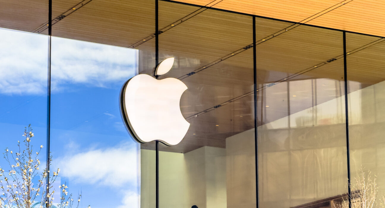 Ilustrasi kamera keamanan rumah pintar dengan teknologi AI Apple