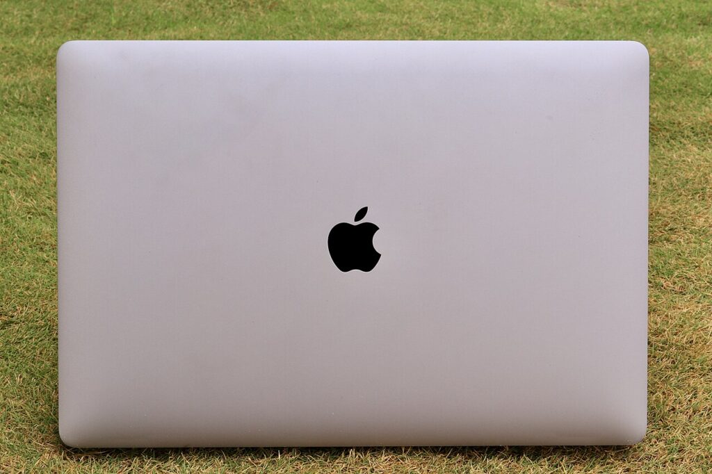 Perangkat laptop Apple MacBook Pro menjalankan sistem operasi macOS dengan proteksi privasi ketat