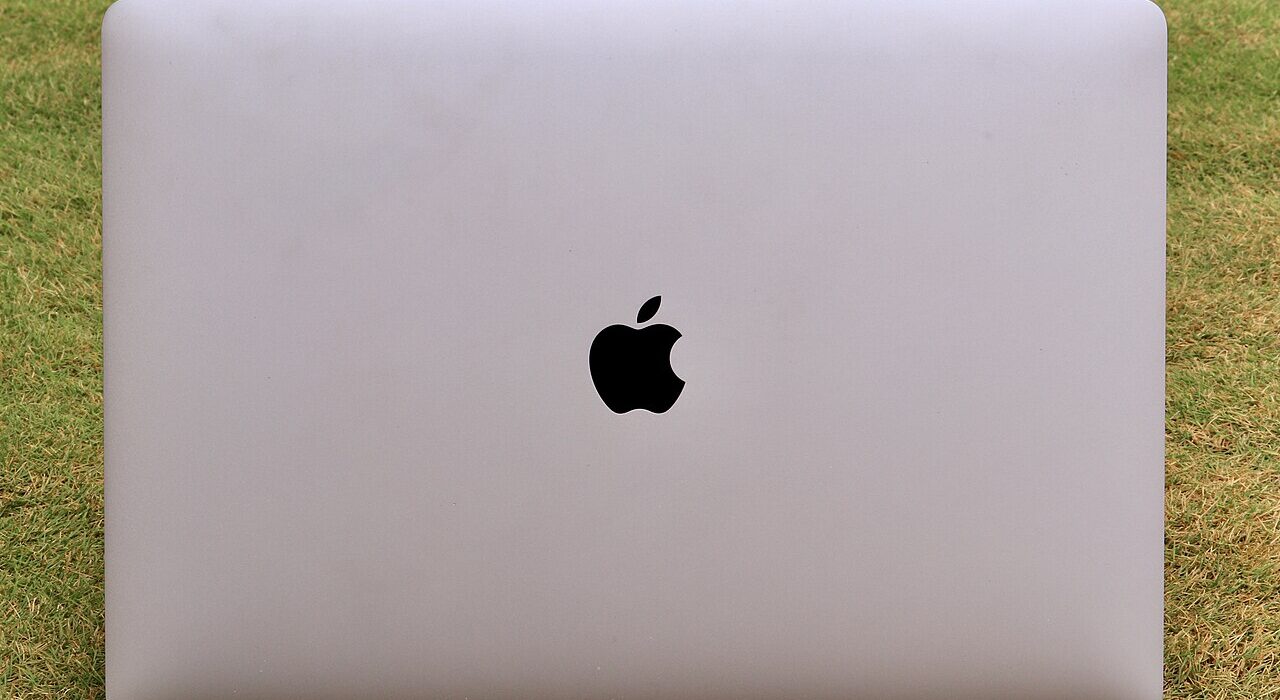 Perangkat laptop Apple MacBook Pro menjalankan sistem operasi macOS dengan proteksi privasi ketat