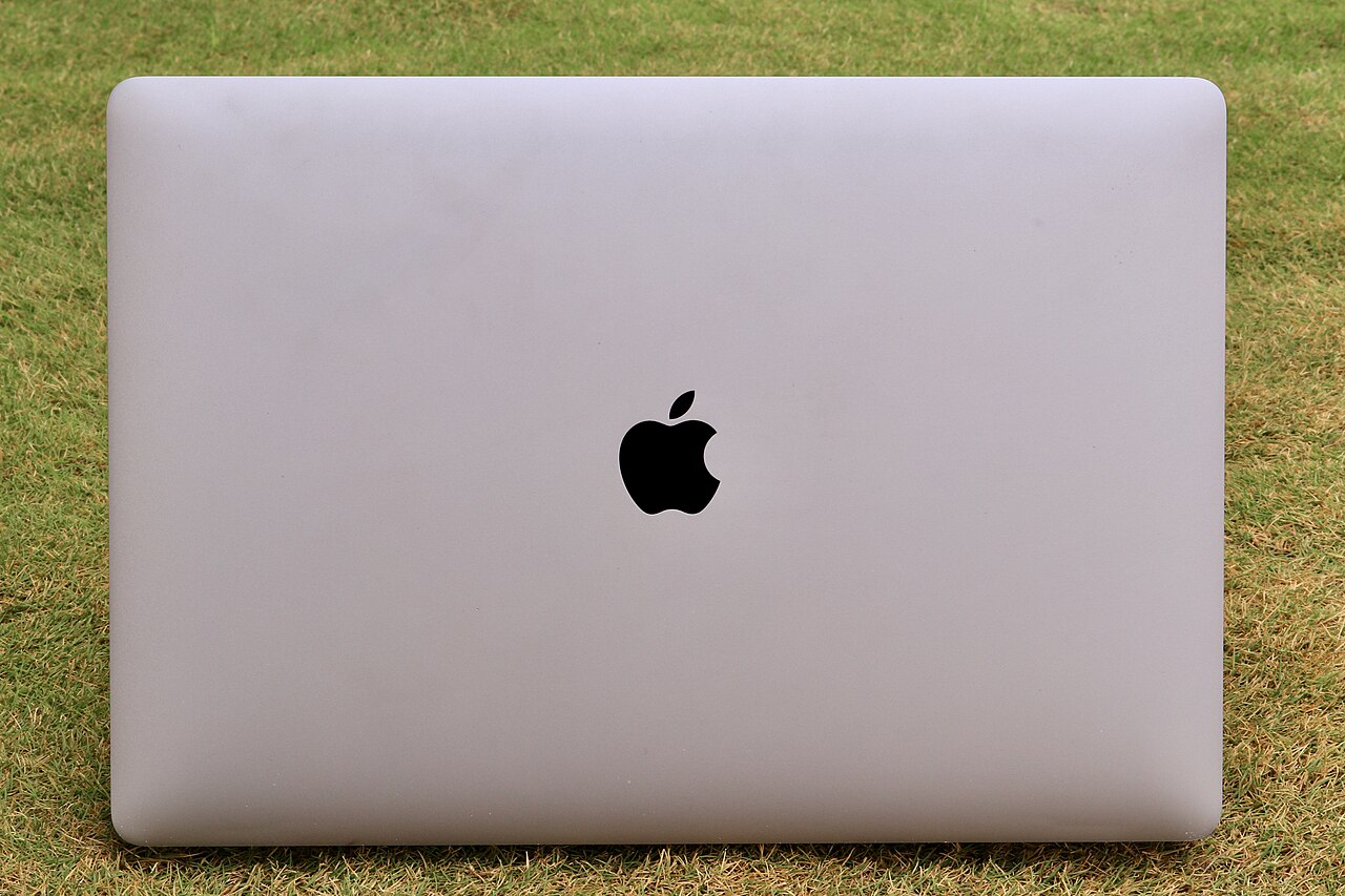 Perangkat laptop Apple MacBook Pro menjalankan sistem operasi macOS dengan proteksi privasi ketat