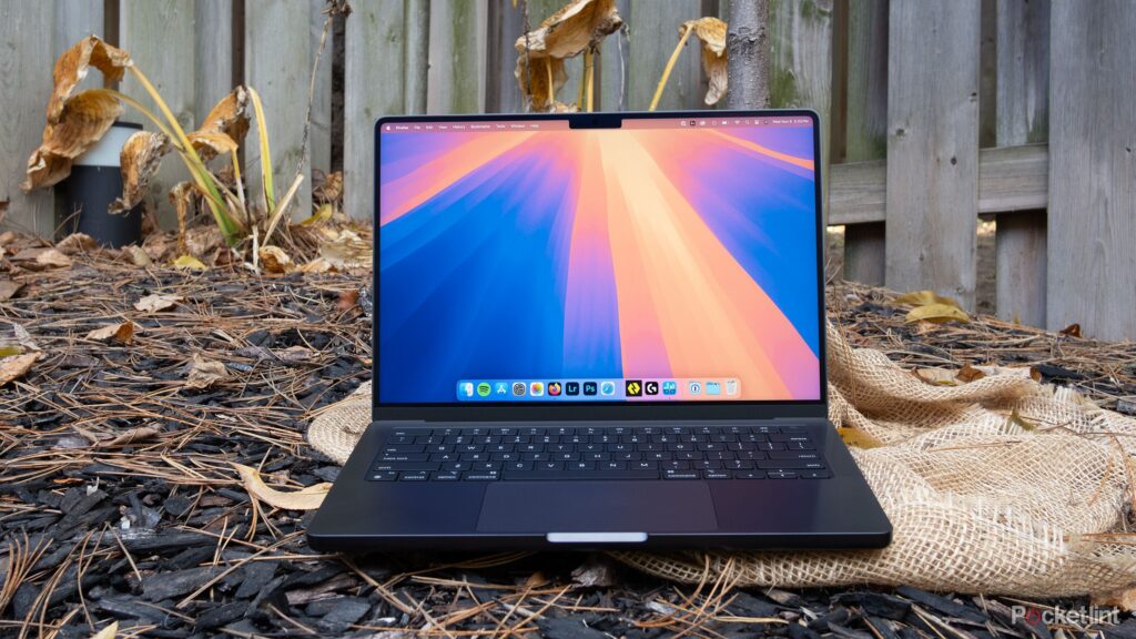 Laptop Apple MacBook Pro dengan layar premium di atas meja kerja