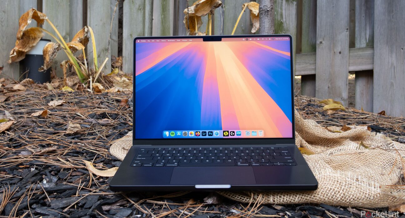 Laptop Apple MacBook Pro dengan layar premium di atas meja kerja