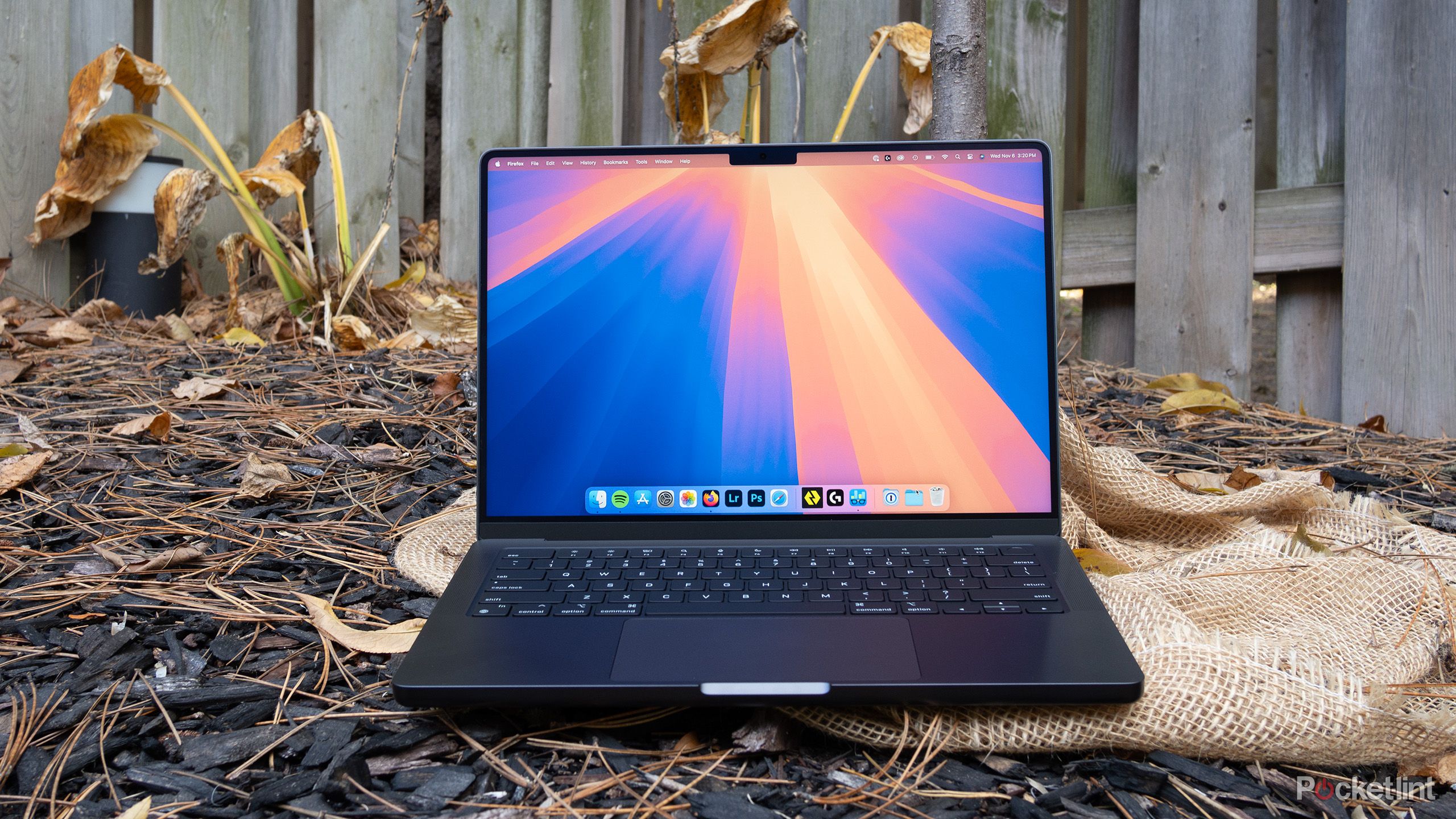 Laptop Apple MacBook Pro dengan layar premium di atas meja kerja