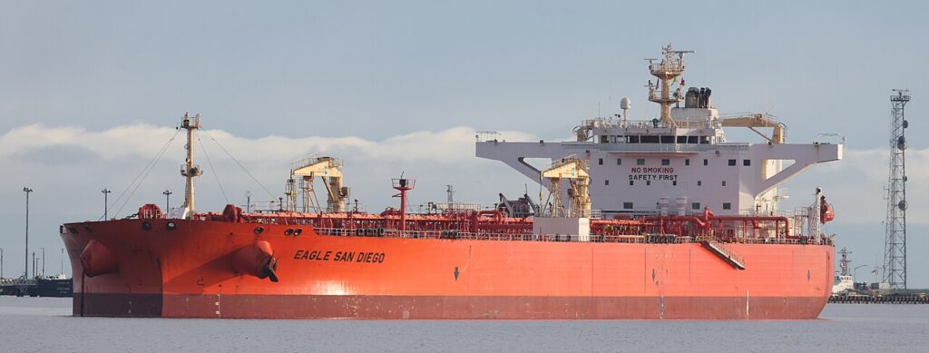 Kapal tanker minyak mentah berlayar mengangkut pasokan energi di jalur pelayaran internasional
