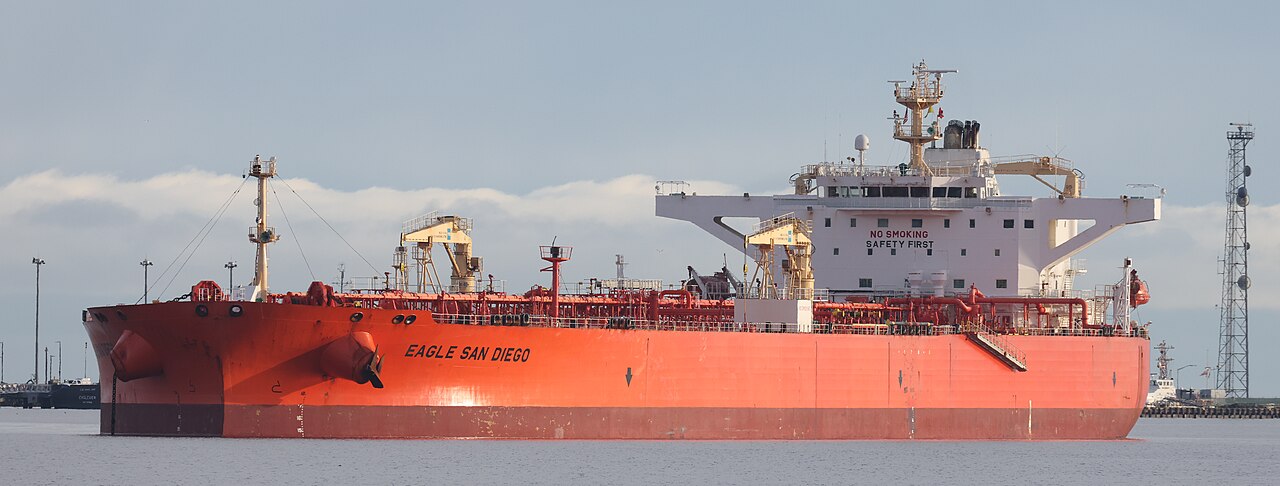 Kapal tanker minyak mentah berlayar mengangkut pasokan energi di jalur pelayaran internasional