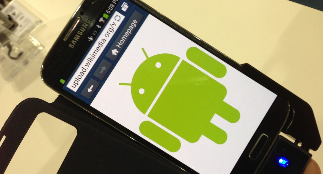 Smartphone Android dengan logo sistem operasi Google