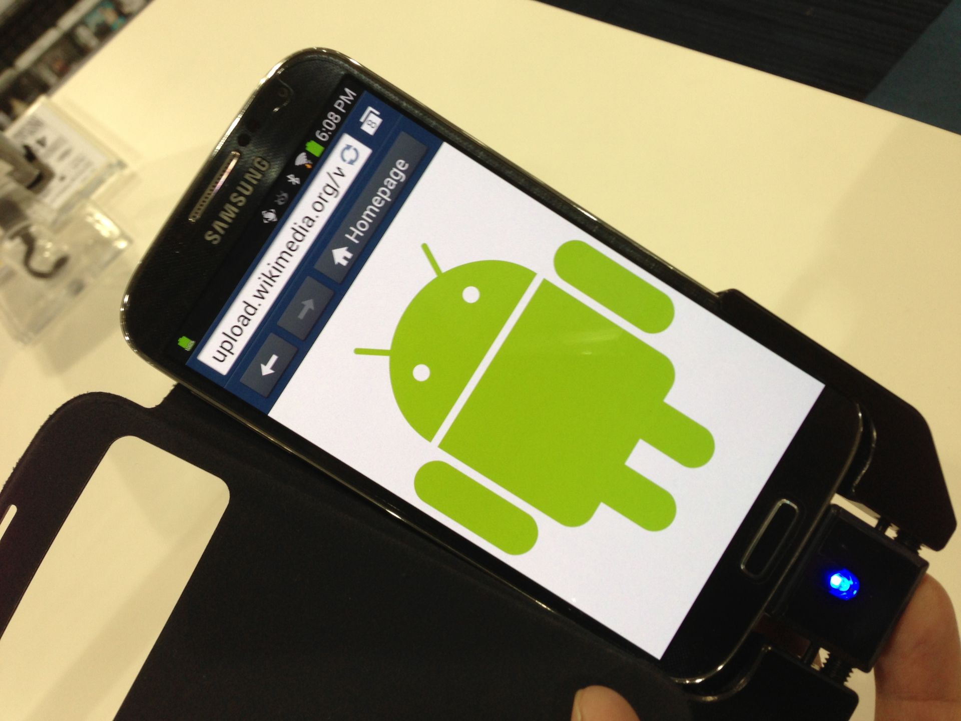 Smartphone Android dengan logo sistem operasi Google