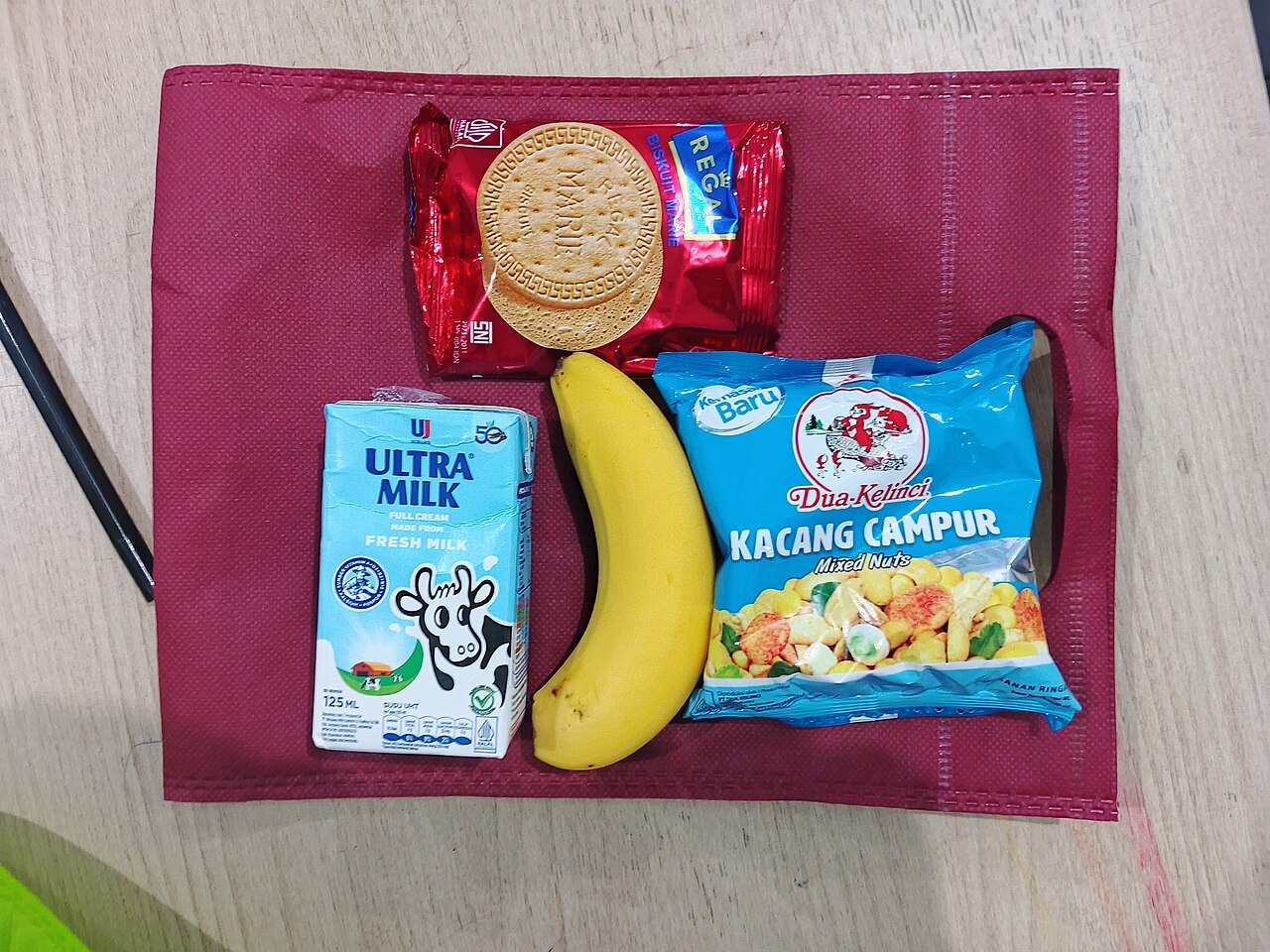 Penyaluran paket Makan Bergizi Gratis bagi siswa sekolah dasar dan menengah di Indonesia