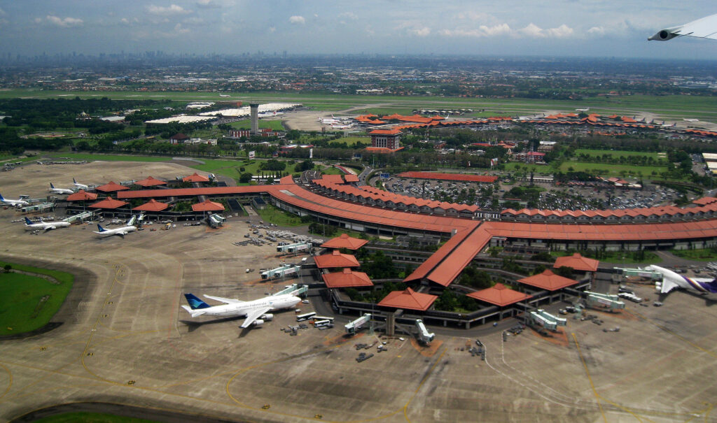 Pemandangan udara landasan pacu dan terminal Bandara Internasional Soekarno-Hatta Cengkareng