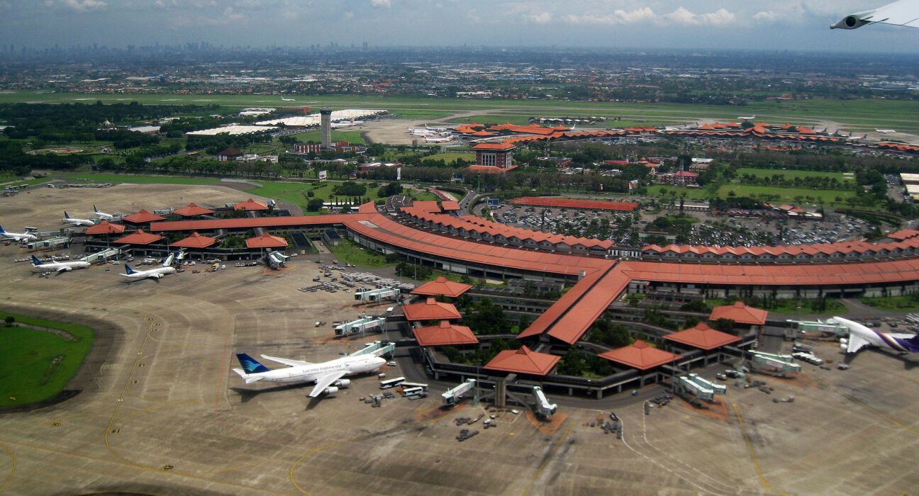 Pemandangan udara landasan pacu dan terminal Bandara Internasional Soekarno-Hatta Cengkareng