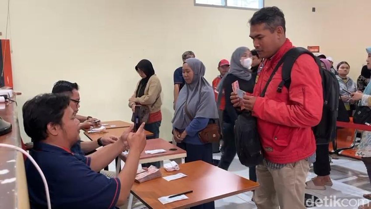 Penyaluran Bantuan Subsidi Upah BSU dan bantuan pangan beras di kantor pos