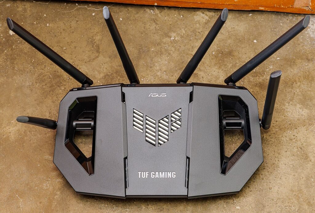 Perangkat router gaming Wi-Fi dengan konfigurasi antena eksternal dan port ethernet berkecepatan tinggi
