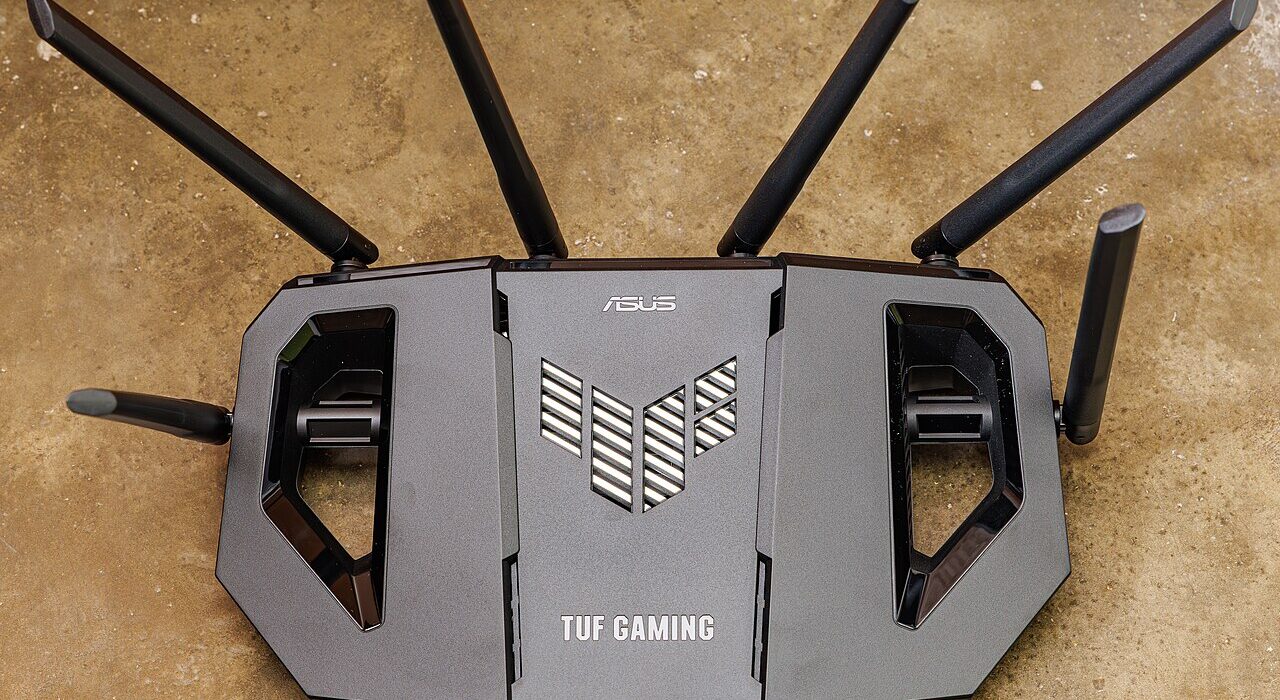 Perangkat router gaming Wi-Fi dengan konfigurasi antena eksternal dan port ethernet berkecepatan tinggi