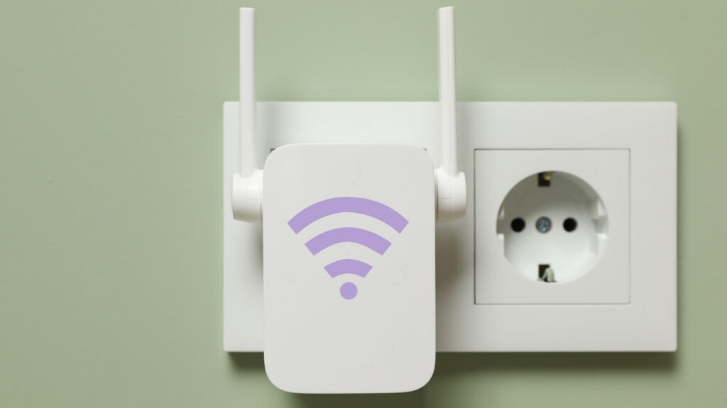Posisi ideal perangkat Wi-Fi extender terpasang di dinding untuk memperluas jangkauan sinyal internet router