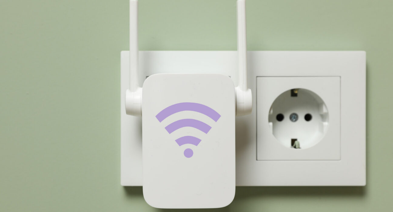Posisi ideal perangkat Wi-Fi extender terpasang di dinding untuk memperluas jangkauan sinyal internet router