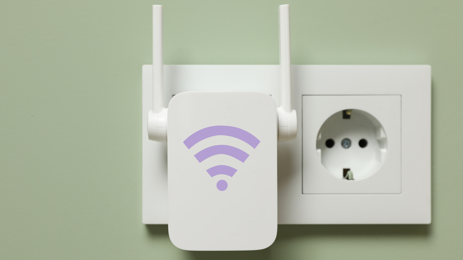 Posisi ideal perangkat Wi-Fi extender terpasang di dinding untuk memperluas jangkauan sinyal internet router