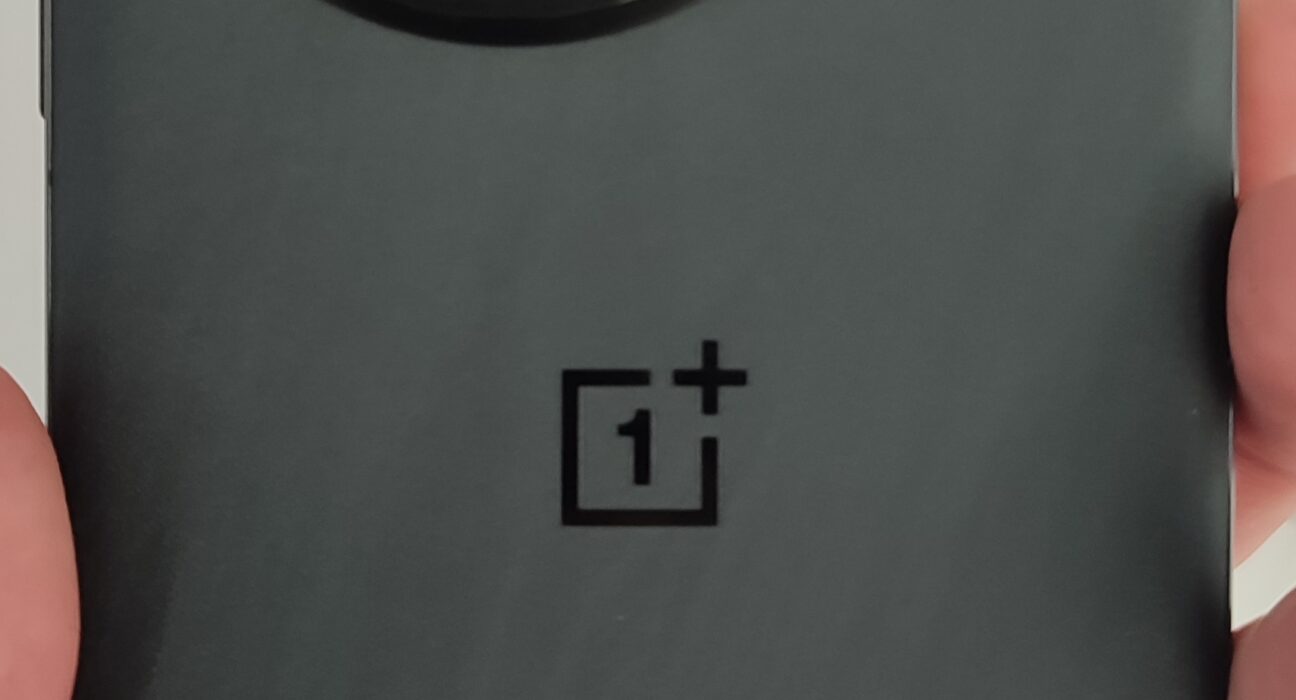Desain lini ponsel flagship OnePlus dengan modul kamera melingkar khas
