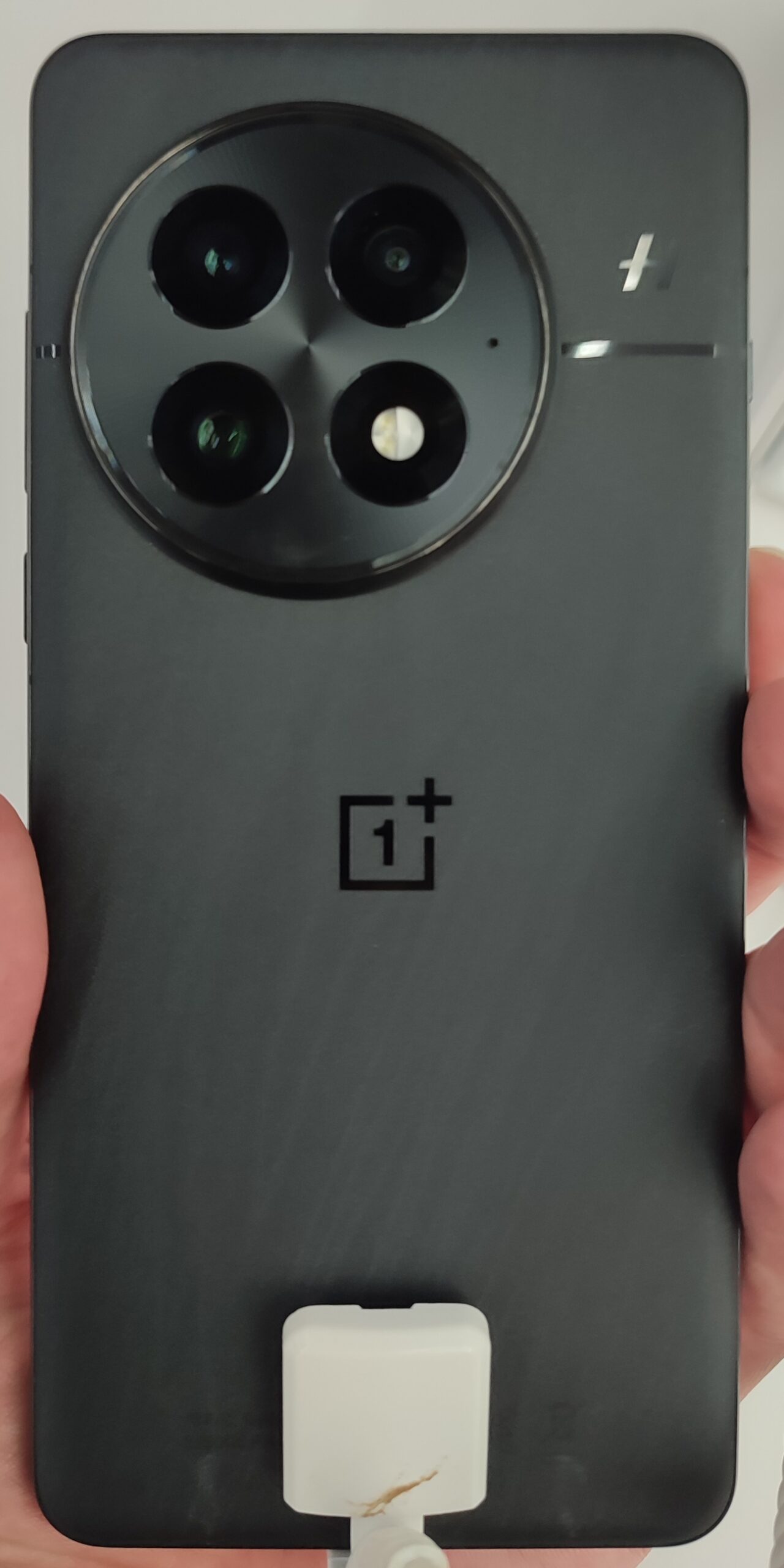 Desain lini ponsel flagship OnePlus dengan modul kamera melingkar khas