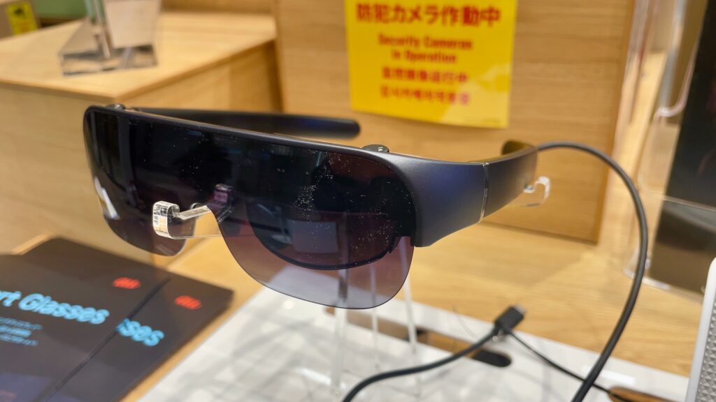 Prototipe kacamata cerdas smart glasses dengan integrasi sensor dan mikrofon