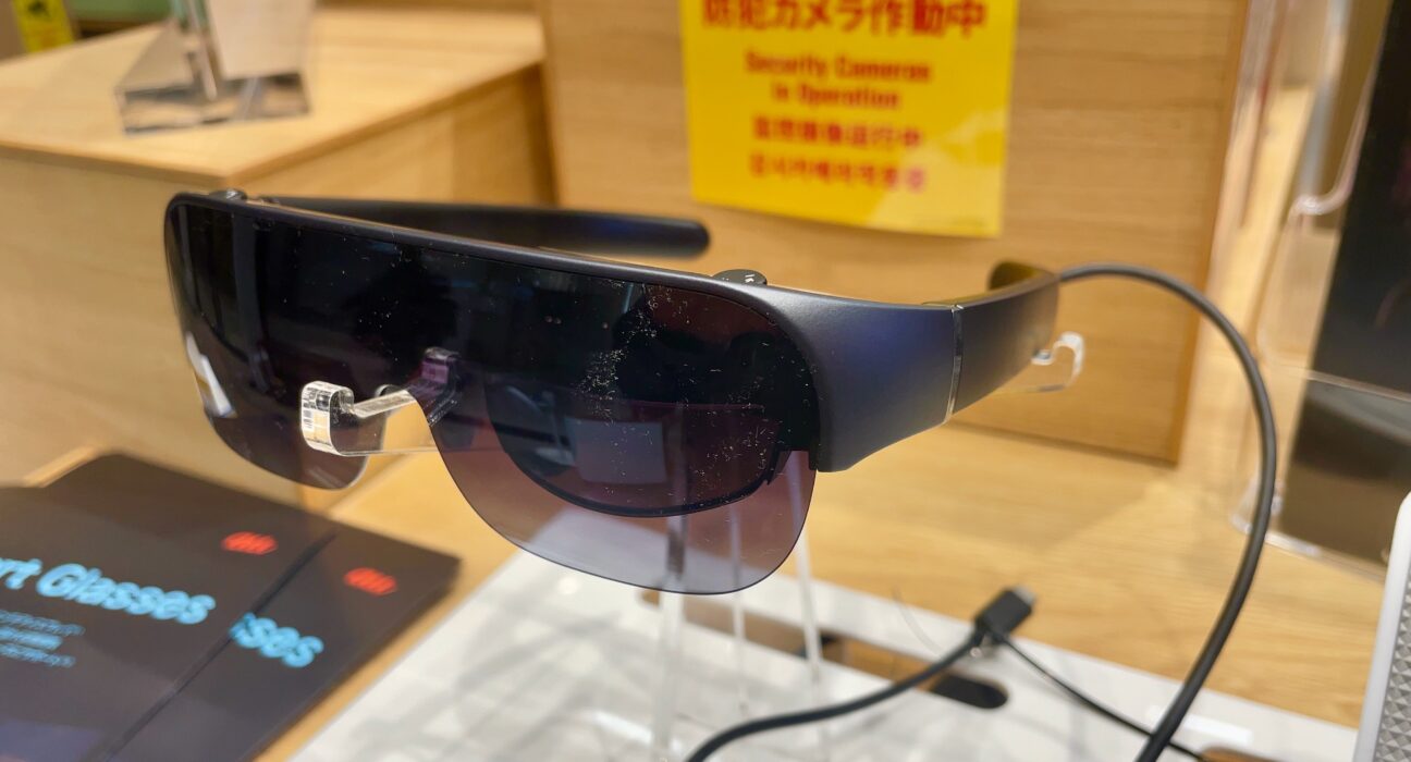 Prototipe kacamata cerdas smart glasses dengan integrasi sensor dan mikrofon
