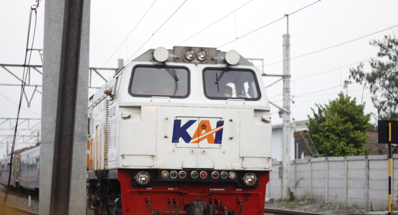 Lokomotif Kereta Api Indonesia melintas di jalur rel nasional