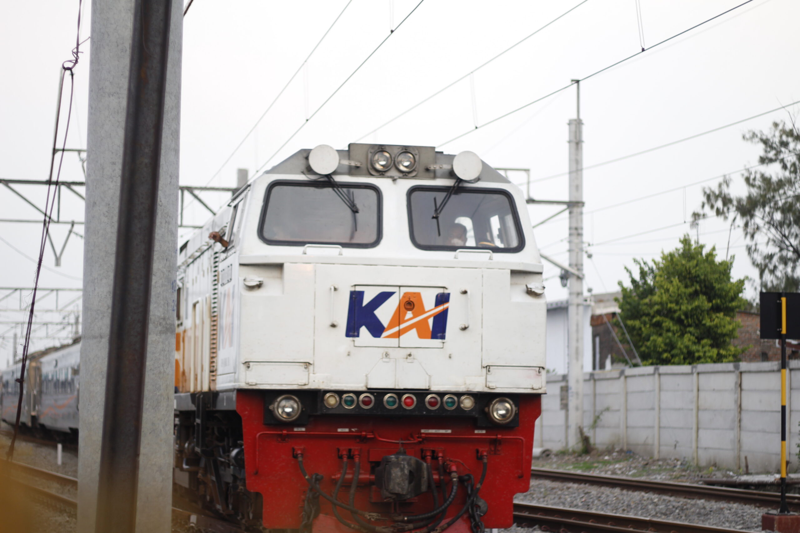 Lokomotif Kereta Api Indonesia melintas di jalur rel nasional