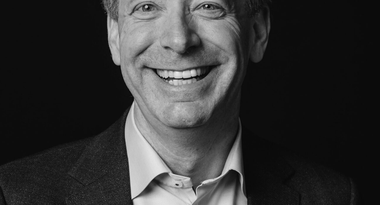 Presiden Microsoft Brad Smith berbicara mengenai perlunya regulasi pengawasan keamanan model kecerdasan buatan