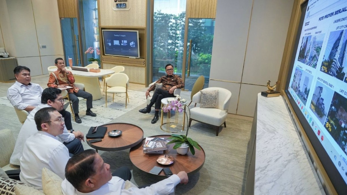 Kepala BP BUMN sekaligus COO Danantara Dony Oskaria bersama jajaran manajemen membahas kelanjutan proyek LRT City ADCP