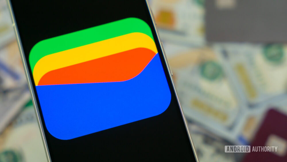 Aplikasi Google Wallet di smartphone dengan kartu pembayaran digital
