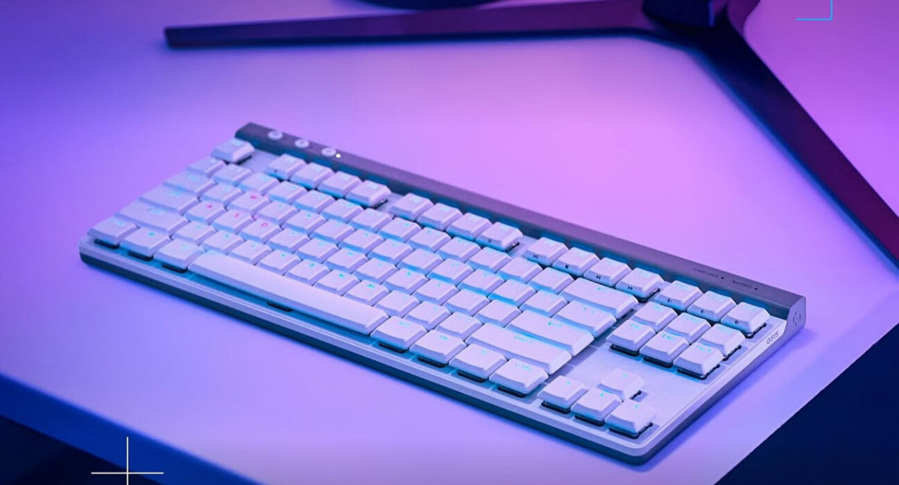 Keyboard gaming mekanikal nirkabel Logitech G515 Lightspeed TKL warna hitam dengan profil ramping low-profile dan pencahayaan RGB.