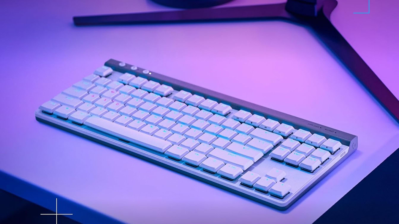 Keyboard gaming mekanikal nirkabel Logitech G515 Lightspeed TKL warna hitam dengan profil ramping low-profile dan pencahayaan RGB.
