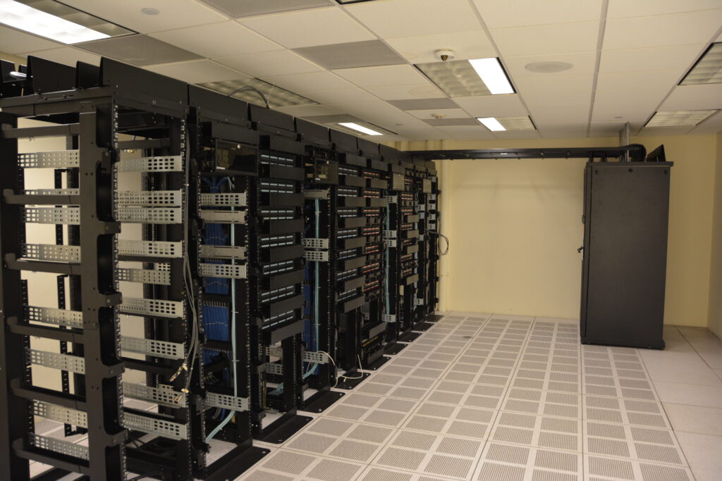 Infrastruktur server pusat data internet pendukung domain digital