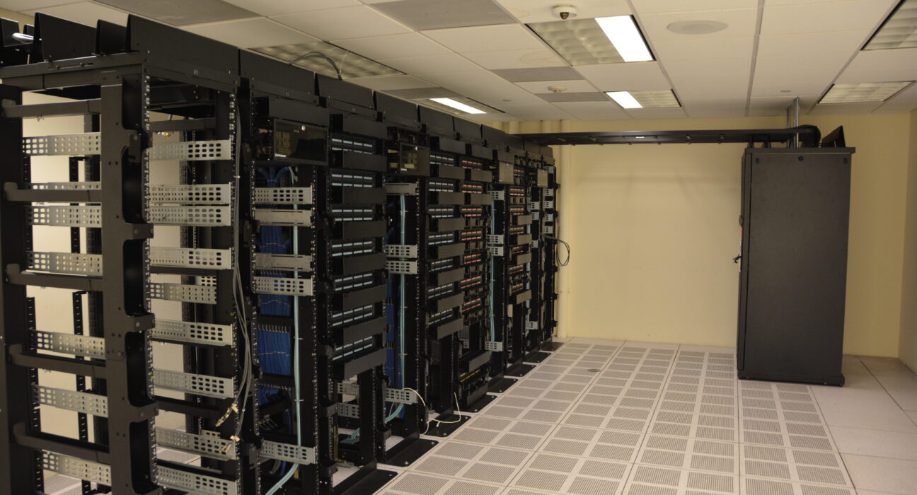 Infrastruktur server pusat data internet pendukung domain digital