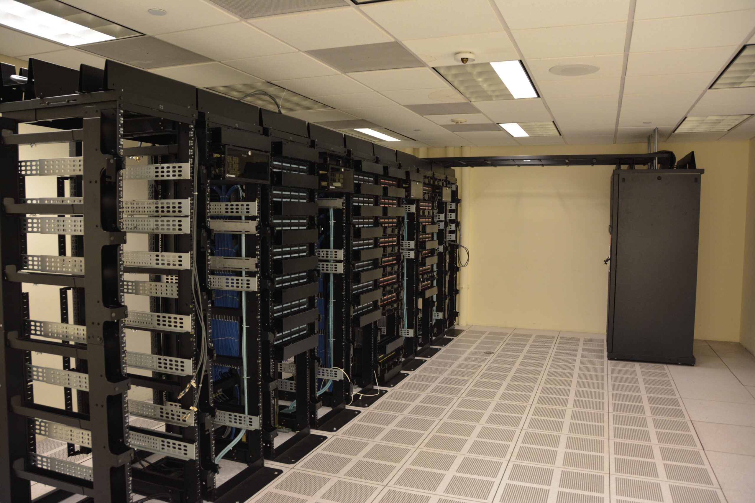 Infrastruktur server pusat data internet pendukung domain digital