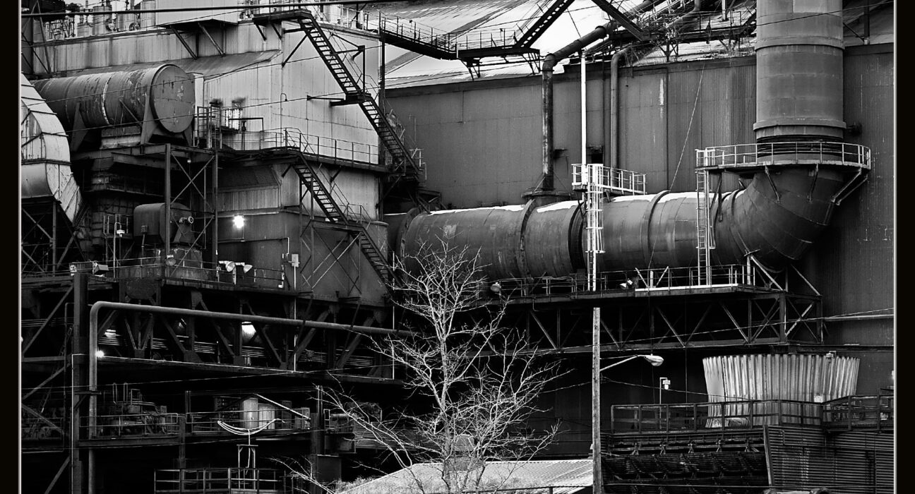 Fasilitas pabrik pengolahan baja modern dan rantai pasok industri metalurgi global