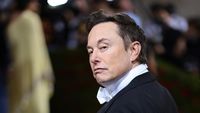 Elon Musk dalam agenda publik terkait proyek industri teknologi tinggi