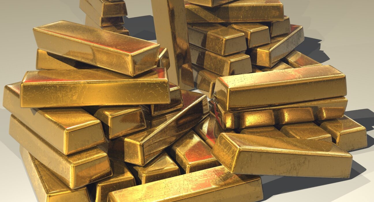 Batangan emas murni 24 karat di atas meja perdagangan