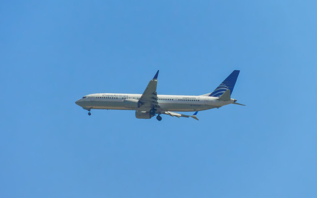 Pesawat Boeing 737 MAX saat melakukan prosedur pendaratan di landasan pacu bandara