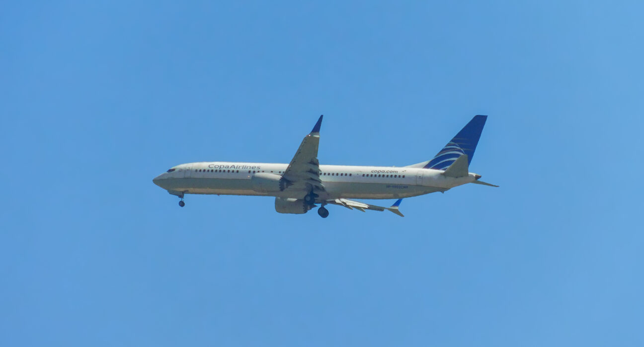 Pesawat Boeing 737 MAX saat melakukan prosedur pendaratan di landasan pacu bandara