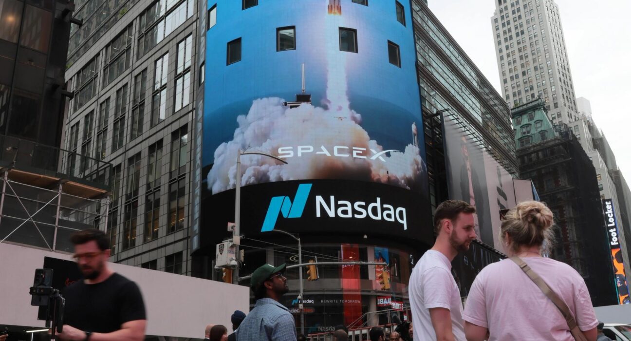 Ilustrasi bursa saham Wall Street terintegrasi dengan teknologi blockchain onchain