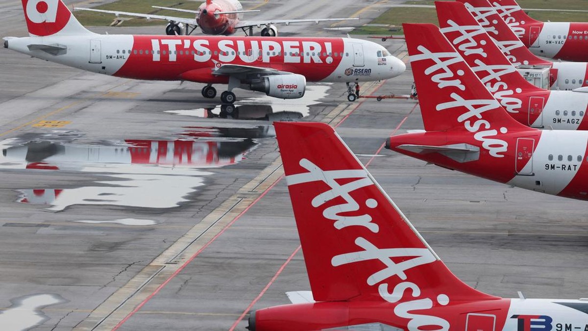Pesawat komersial AirAsia Indonesia terparkir di apron bandara