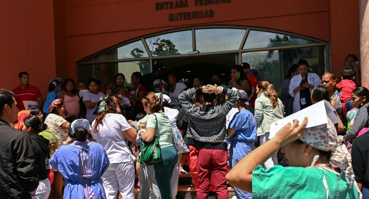 Evakuasi pasien dan tenaga medis di luar Hospital Santo Tomas Panama City pasca gempa bumi M7,7 di Semenanjung Azuero