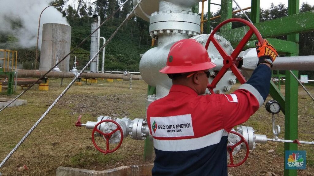 Pembangkit Listrik Tenaga Panas Bumi PLTP Dieng yang dioperasikan oleh PT Geo Dipa Energi Persero