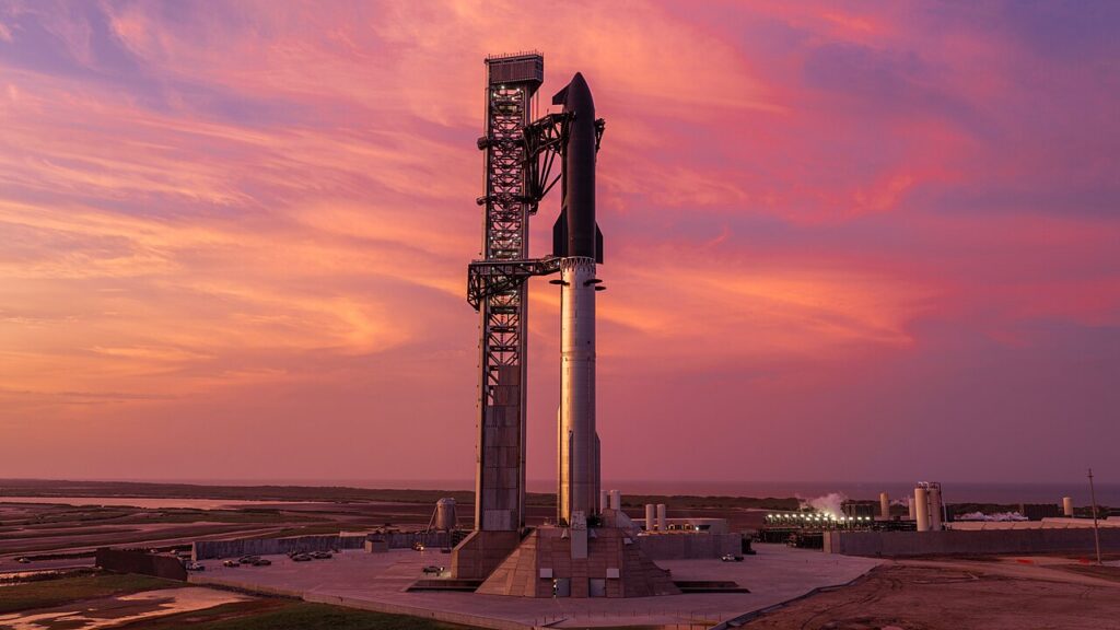 Roket SpaceX Starship berdiri di landasan peluncuran saat matahari terbenam