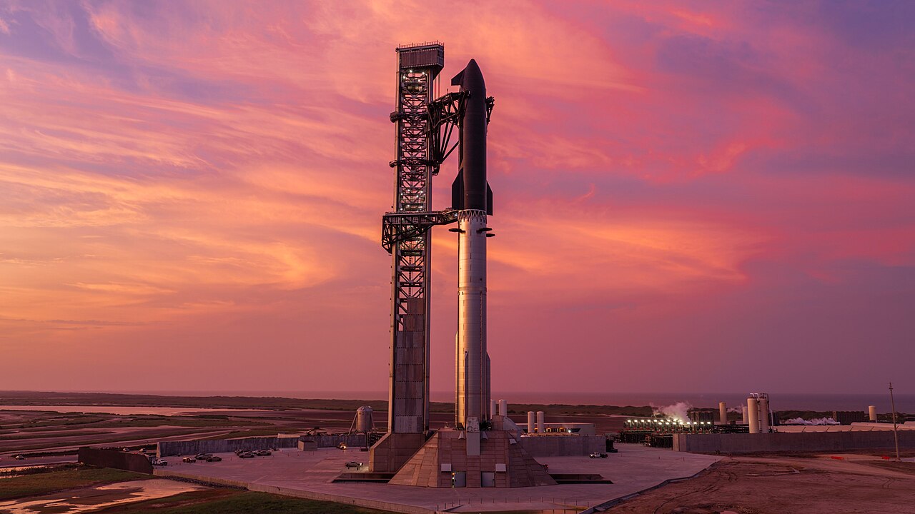 Roket SpaceX Starship berdiri di landasan peluncuran saat matahari terbenam