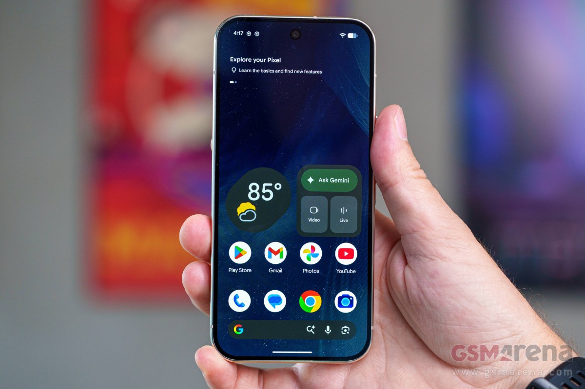 Google Pixel 11 Pro varian warna hazel dengan modul kamera horizontal dan layar 6,3 inci