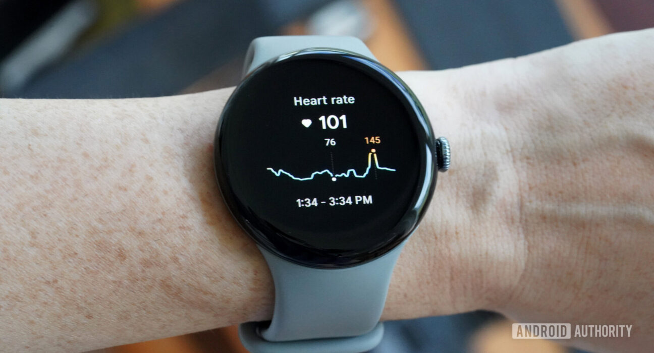 Ilustrasi jam tangan pintar Google Pixel Watch dan pemantauan sensor kebugaran