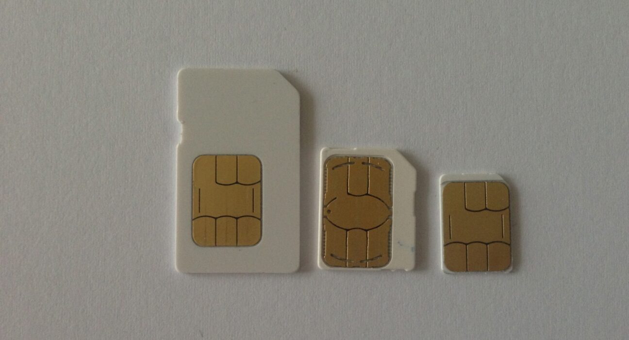 Berbagai format kartu SIM seluler pada smartphone dan infrastruktur jaringan telekomunikasi
